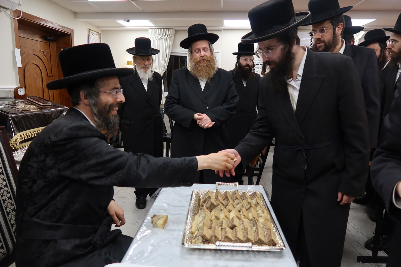 מעמד הלחיים לרגל אירוסי בן האדמו"ר מזוויעהיל