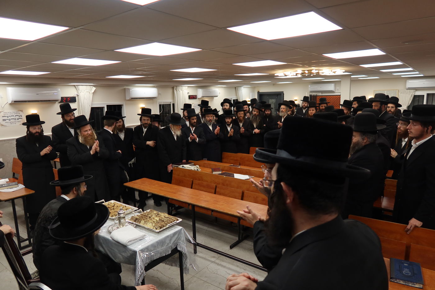 מעמד הלחיים לרגל אירוסי בן האדמו"ר מזוויעהיל