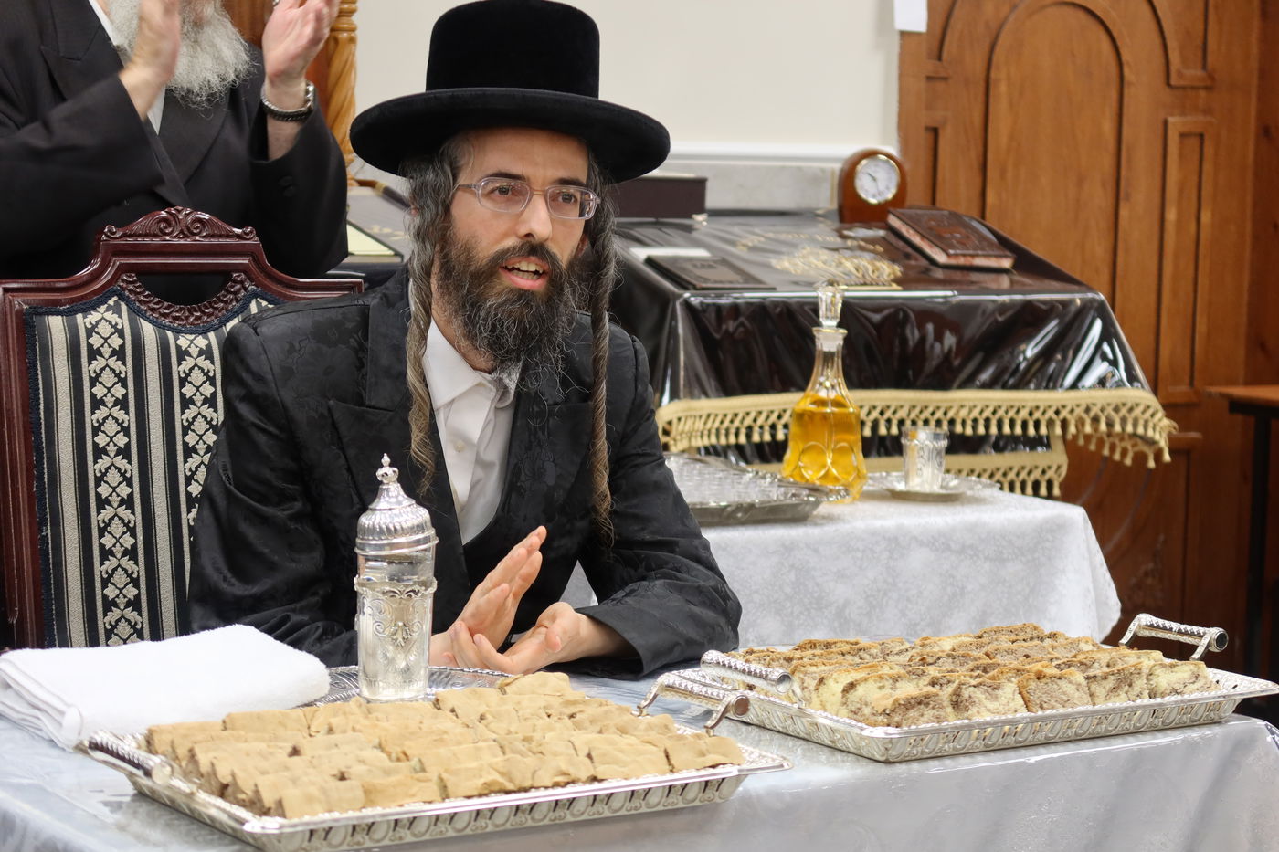 מעמד הלחיים לרגל אירוסי בן האדמו"ר מזוויעהיל