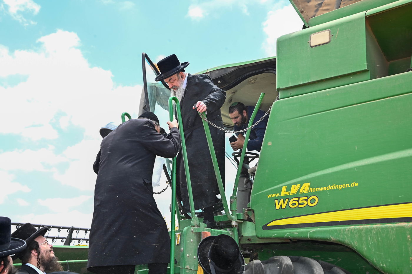 האדמו"ר מלעלוב בקצירת חיטים