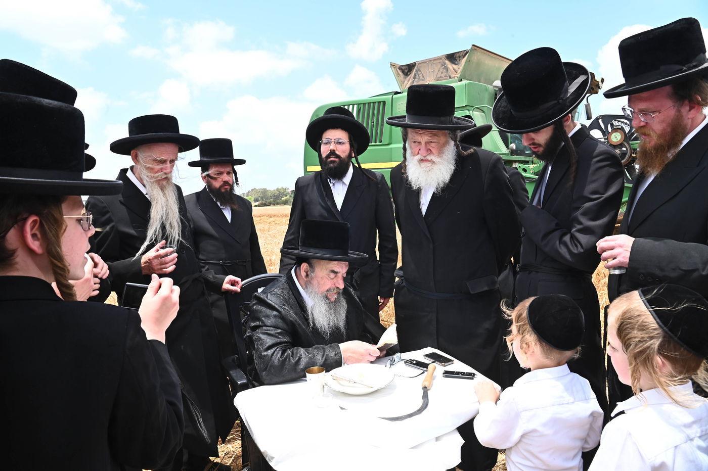 האדמו"ר מלעלוב בקצירת חיטים