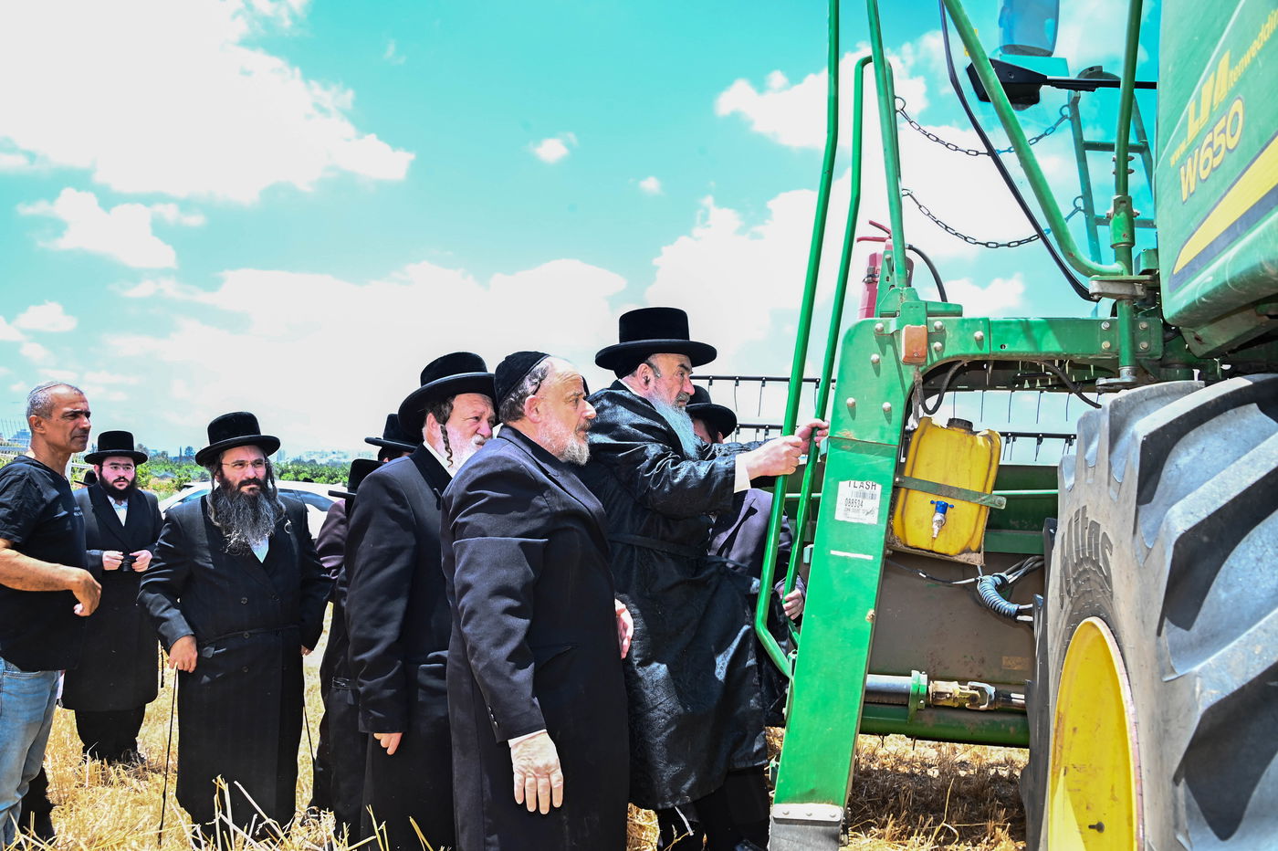 האדמו"ר מלעלוב בקצירת חיטים