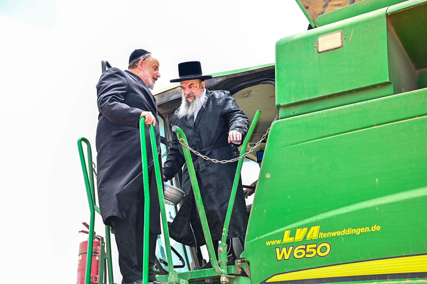 האדמו"ר מלעלוב בקצירת חיטים