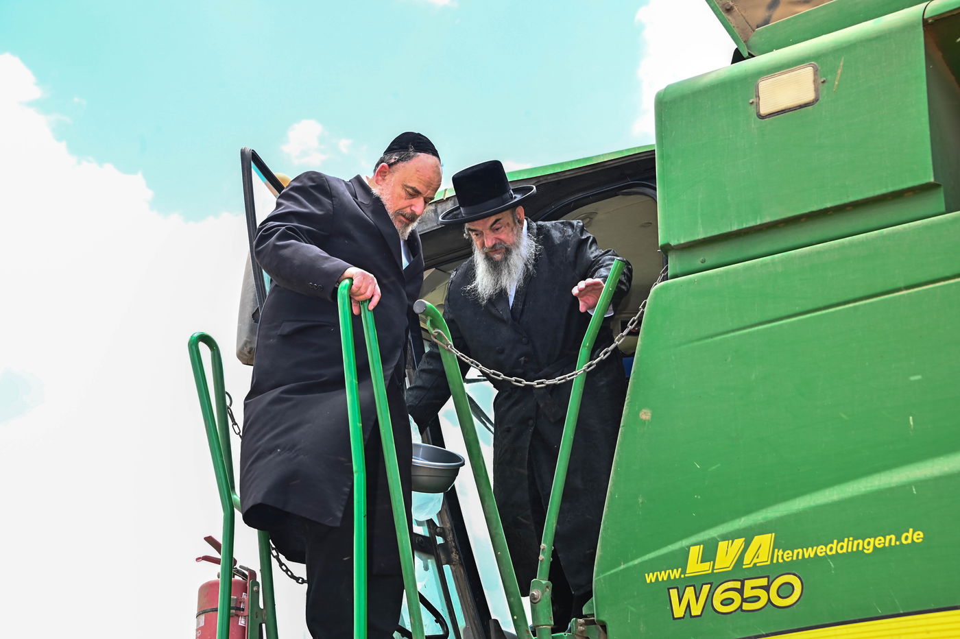 האדמו"ר מלעלוב בקצירת חיטים