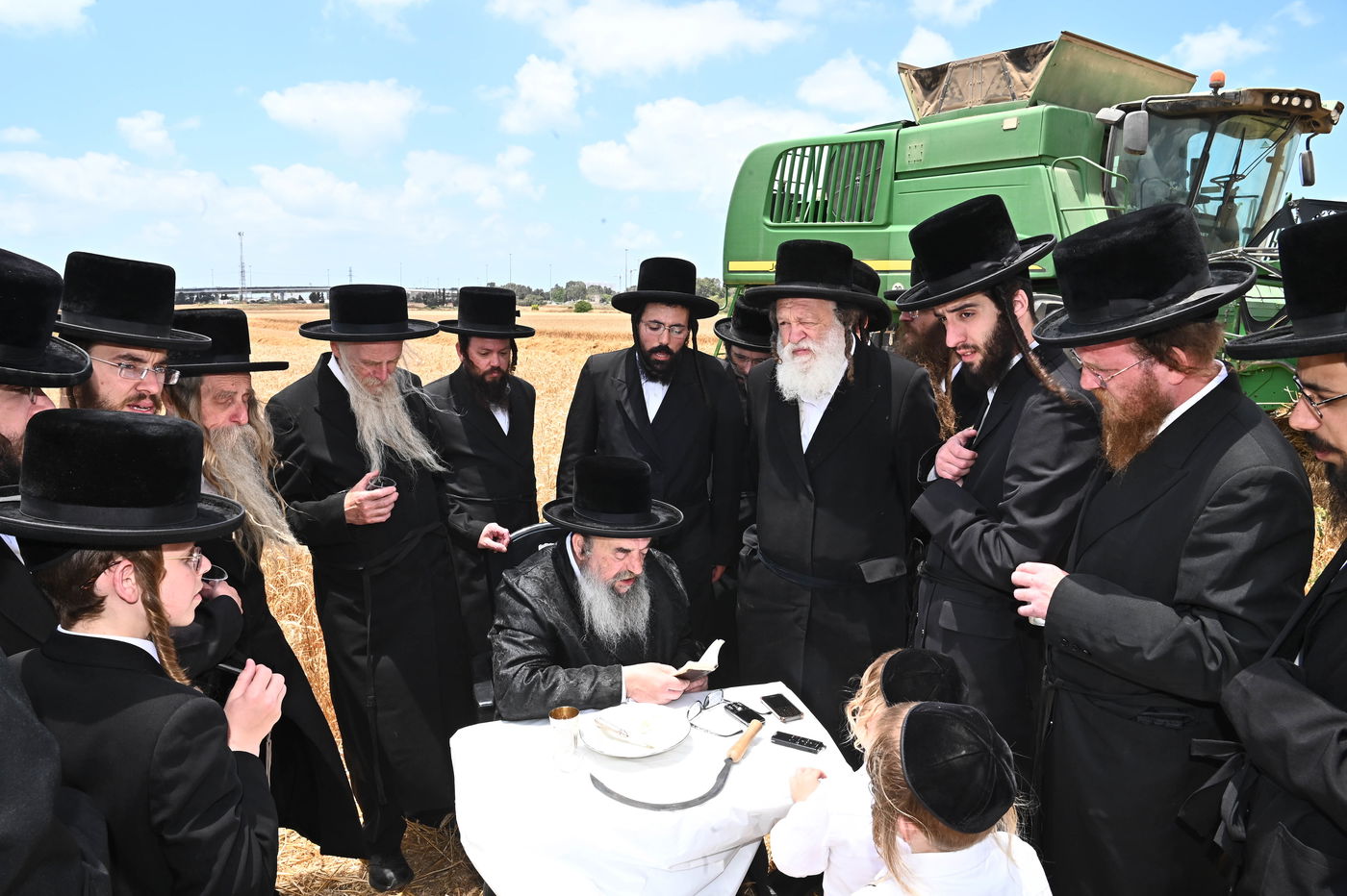 האדמו"ר מלעלוב בקצירת חיטים