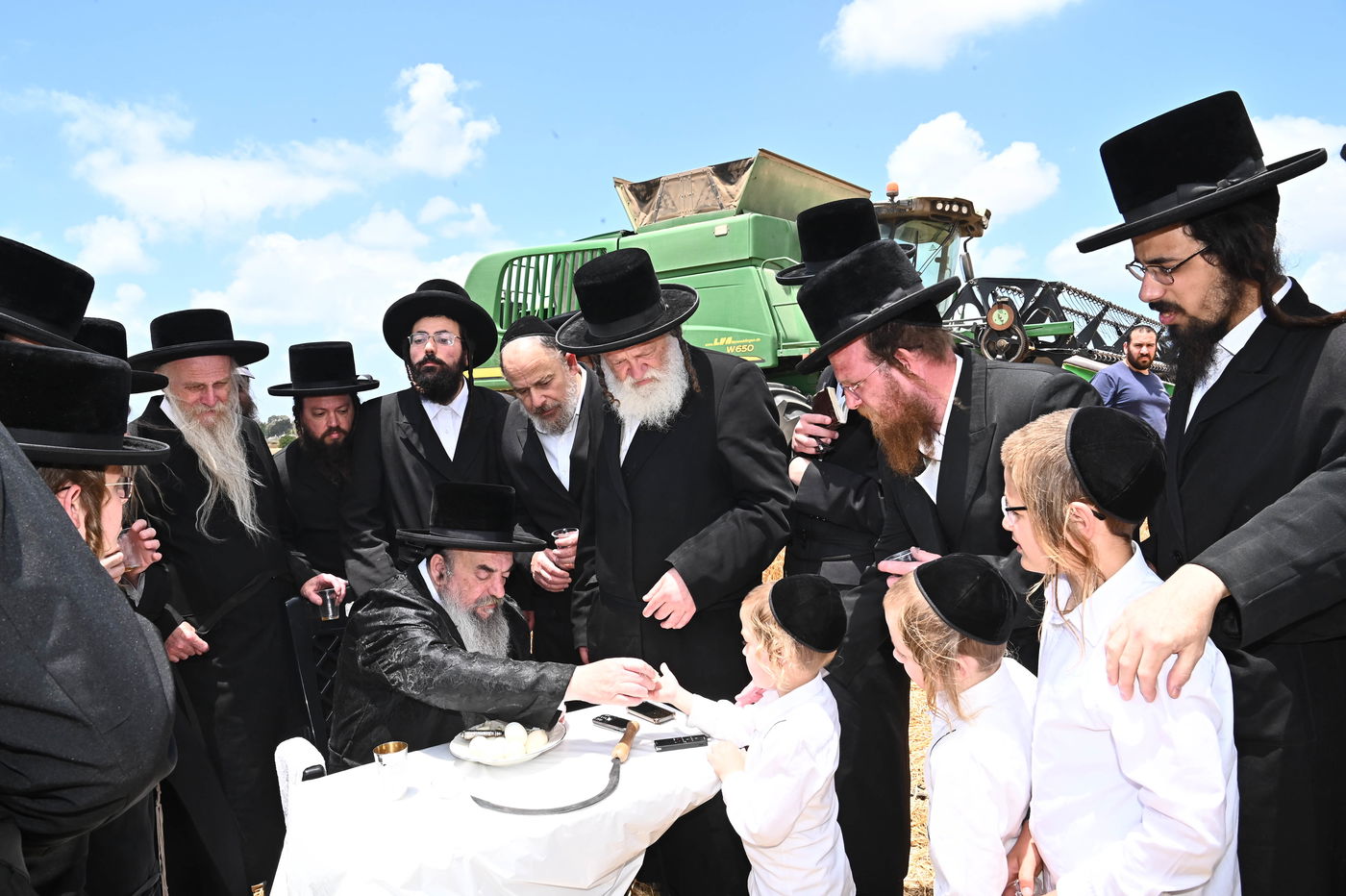 האדמו"ר מלעלוב בקצירת חיטים