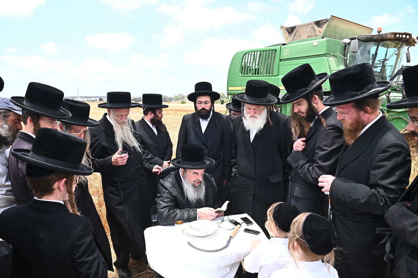 האדמו"ר מלעלוב בקצירת חיטים