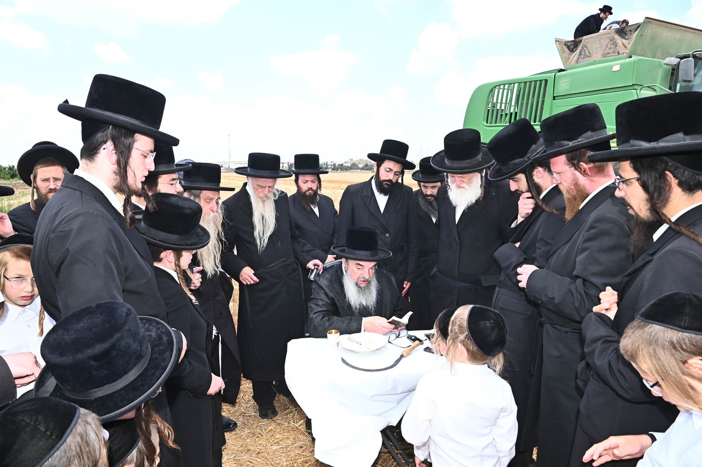 האדמו"ר מלעלוב בקצירת חיטים