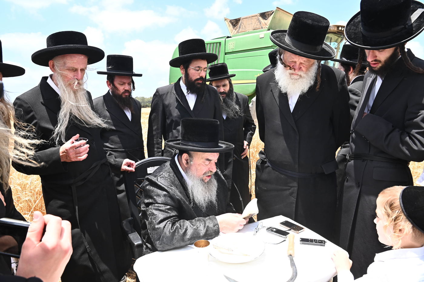 האדמו"ר מלעלוב בקצירת חיטים