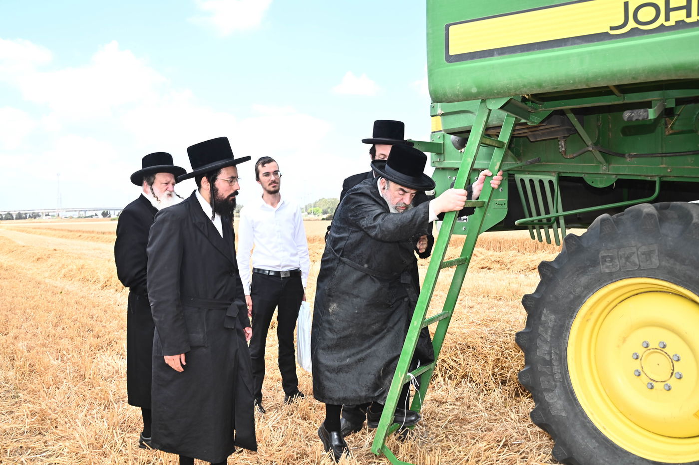 האדמו"ר מלעלוב בקצירת חיטים