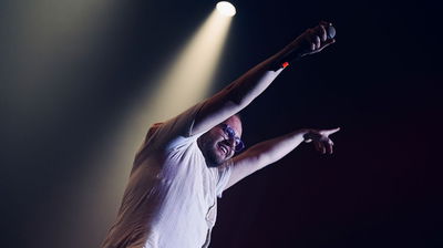 דוד בן ארזה עם בחורי הישיבה בביצוע ללהיט: "לכו למים"