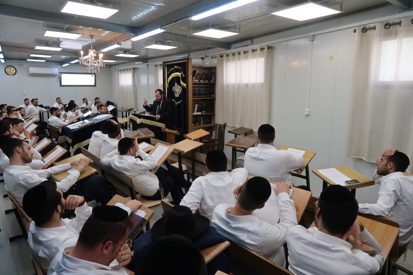 הרב אברמובסקי בשיעור בהיכל הישיבה ארכיון