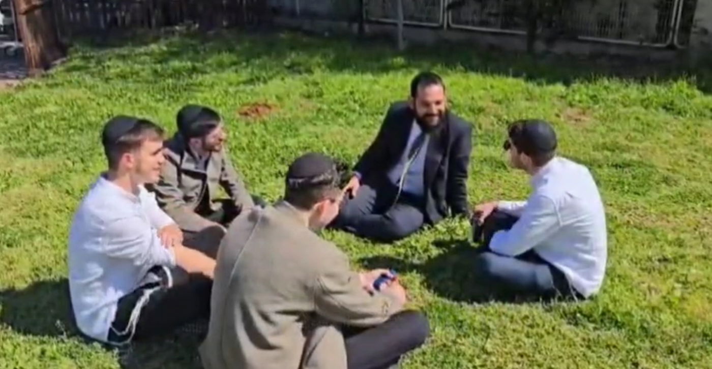 הרב בכר עם התלמידים בישיבת וולוז'ין