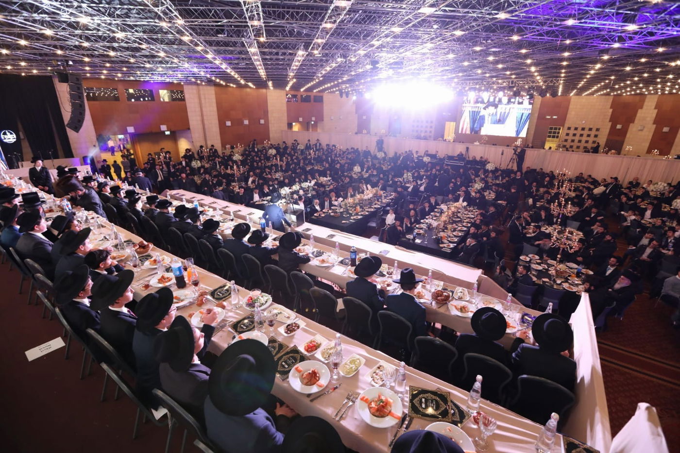 הפקה מרהיבה ומושקעת לכבודם של היתומים - המעמד הקודם