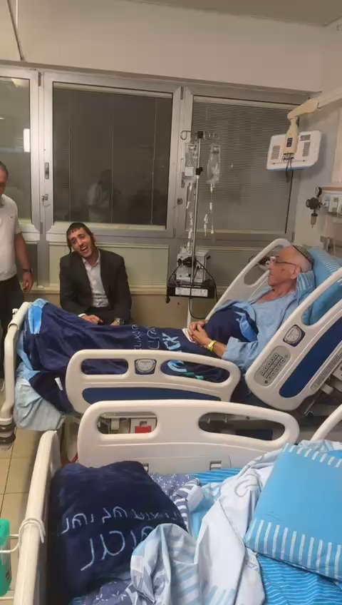 שמוליק סוכות משמח את ר' אלי ברנע ז"ל יומיים לפני פטירתו