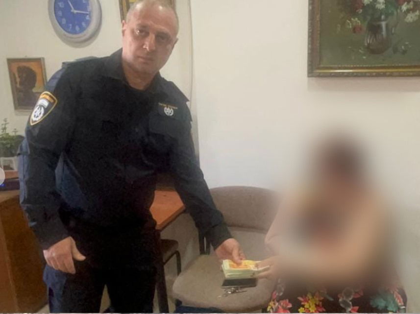 מימין: הנעקצת מקבלת את הכסף