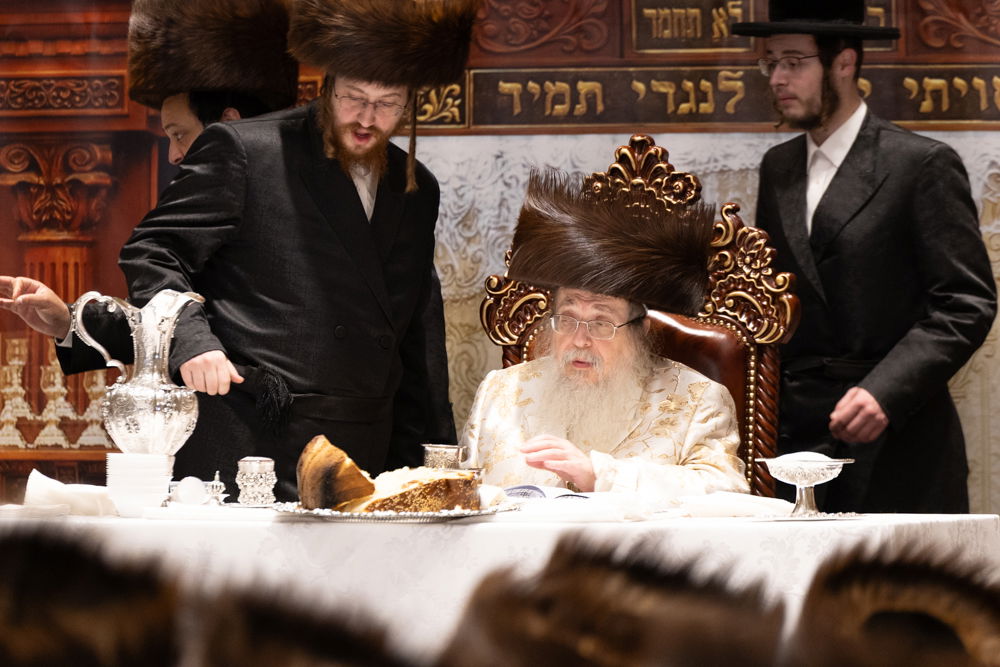 החתן היקר עומד על משמרת הקודש מאחורי רבו, האדמו"ר מטאהש