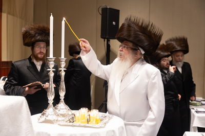 האדמו"ר מטאהש בהדלקת הנרות בערב שב"ק