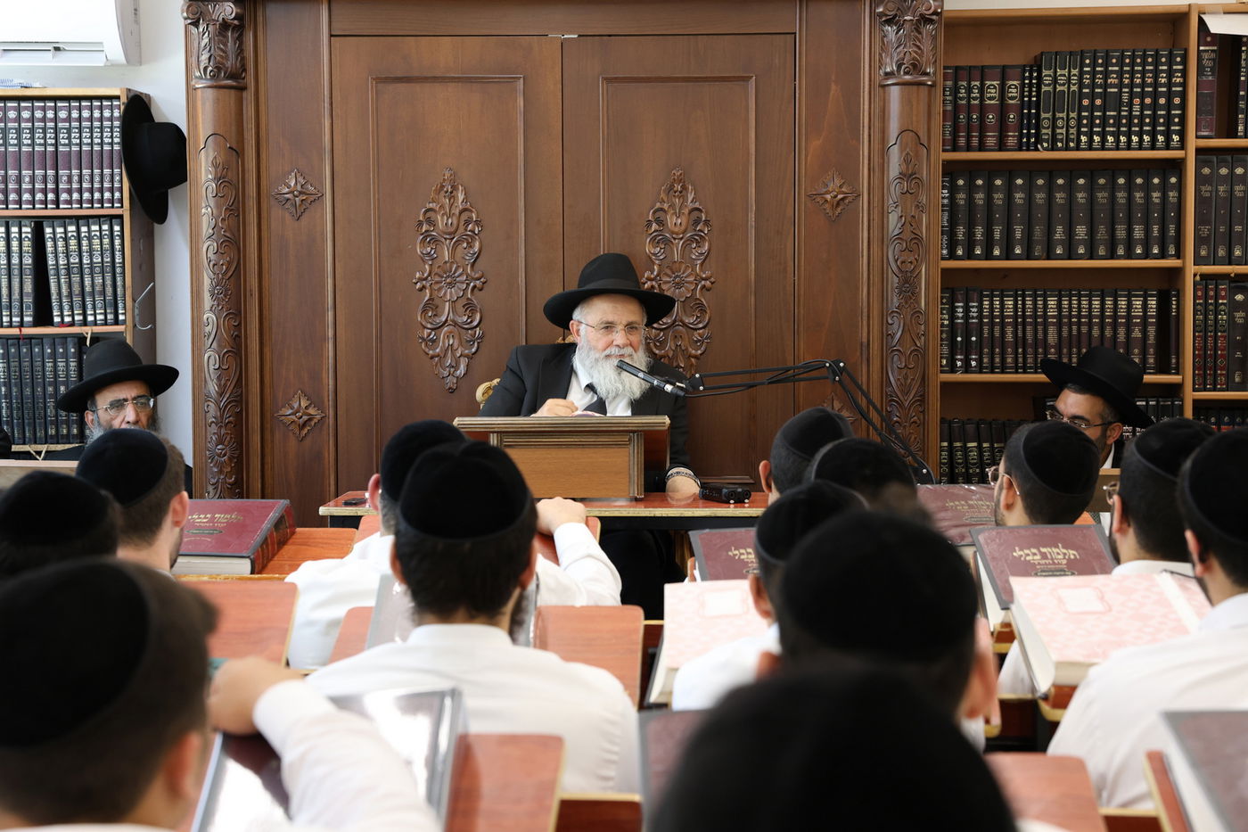 הגאון רבי בנימין גמליאלי בשיחת חיזוק בישיבתו 'לבב חכמה'