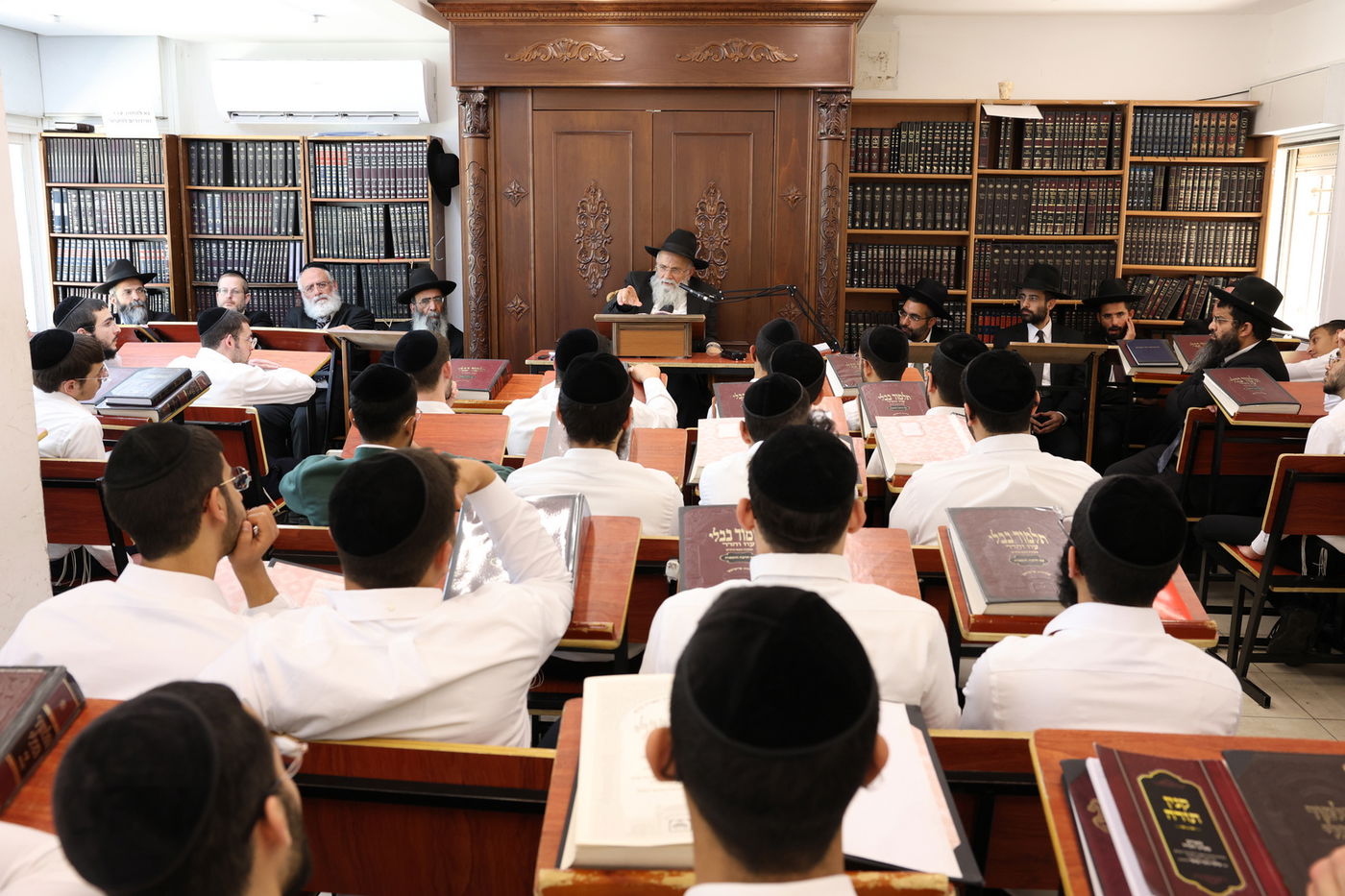 הגאון רבי בנימין גמליאלי בשיחת חיזוק בישיבתו 'לבב חכמה'