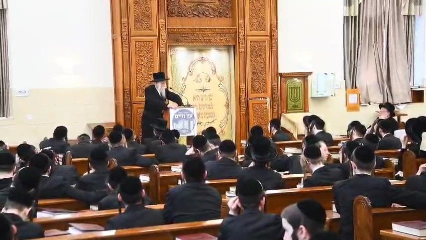 האדמו"ר מסטריקוב בשיחה בישיבת באבוב 