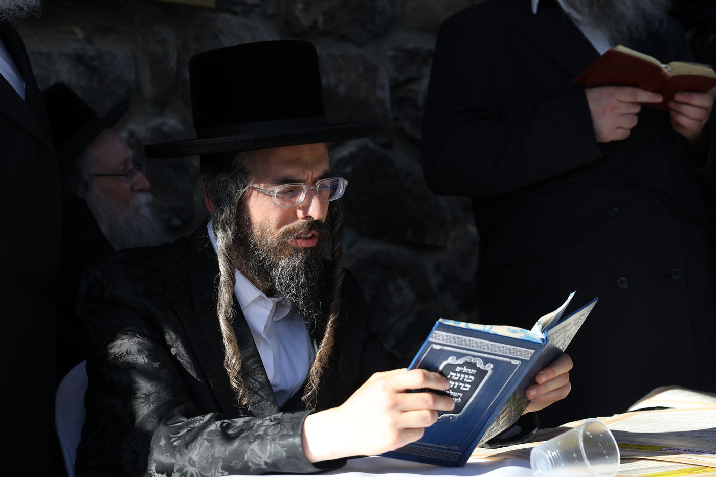 האדמו"ר מזוועהיל בתפילת השל"ה בערב ר"ח סיון