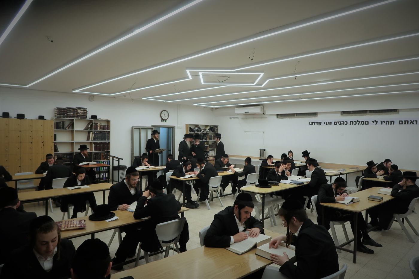 האדמו"ר מטשארנאביל בסיור בין הלומדים