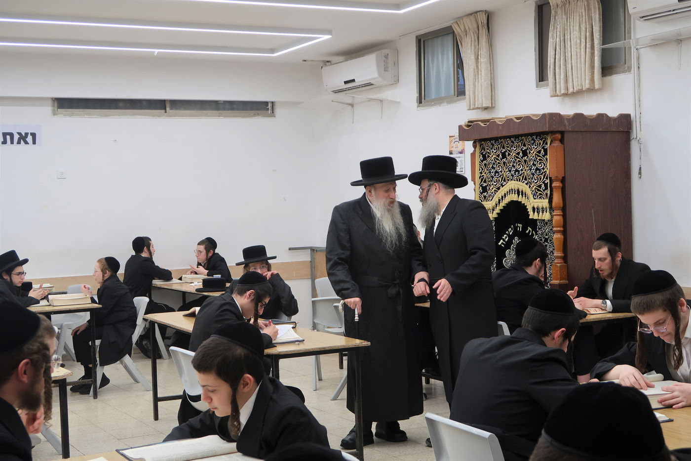 האדמו"ר מטשארנאביל בסיור בין הלומדים