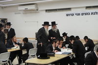 האדמו"ר מטשארנאביל בסיור בין הלומדים