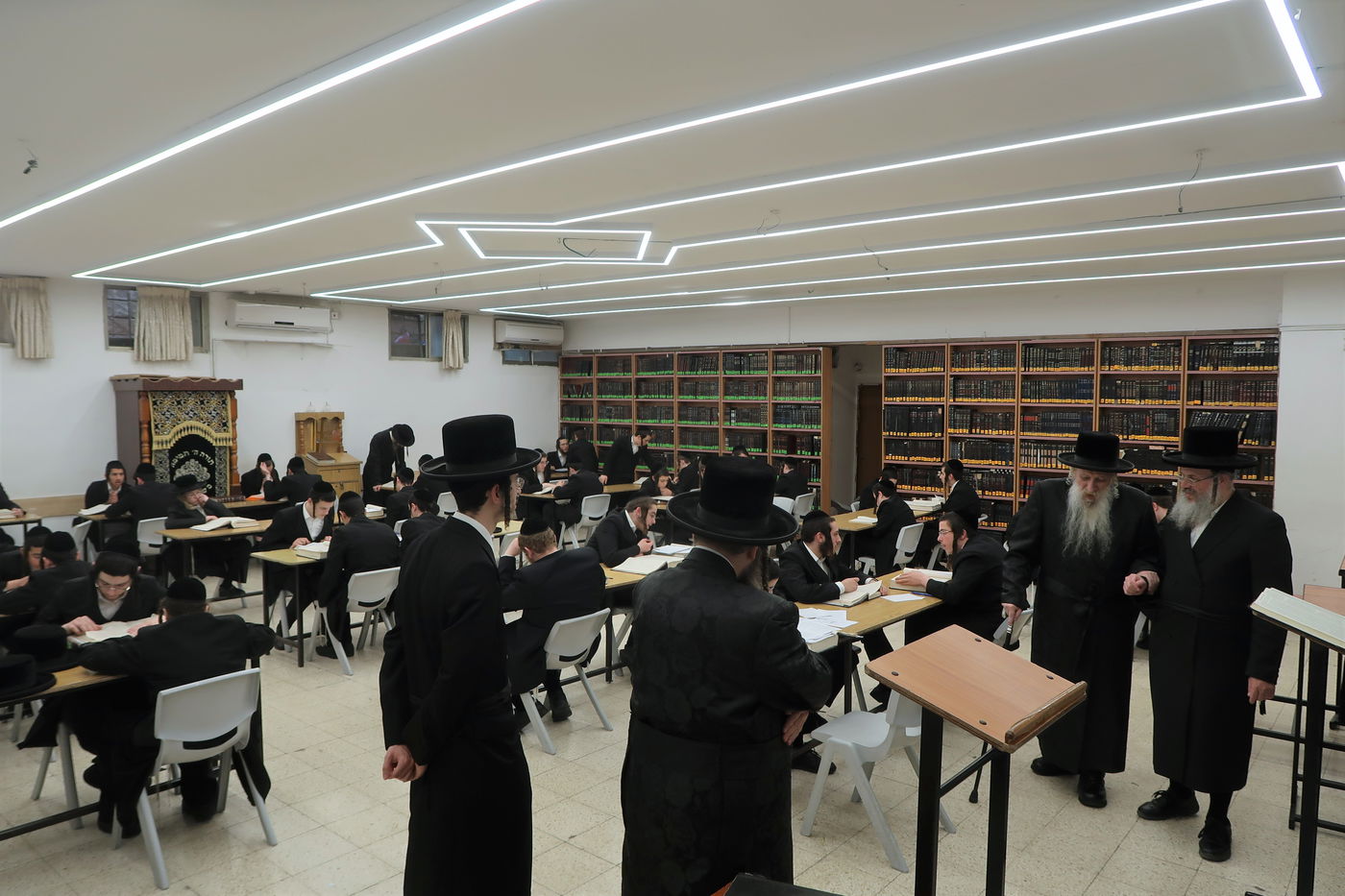 האדמו"ר מטשארנאביל בסיור בין הלומדים