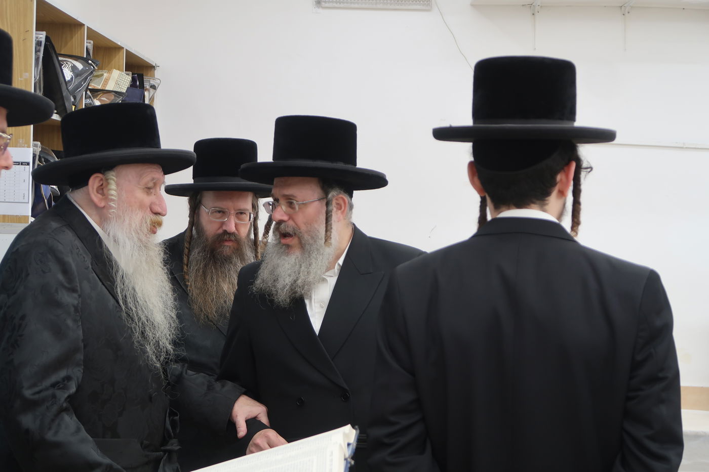 האדמו"ר מטשארנאביל בסיור בין הלומדים