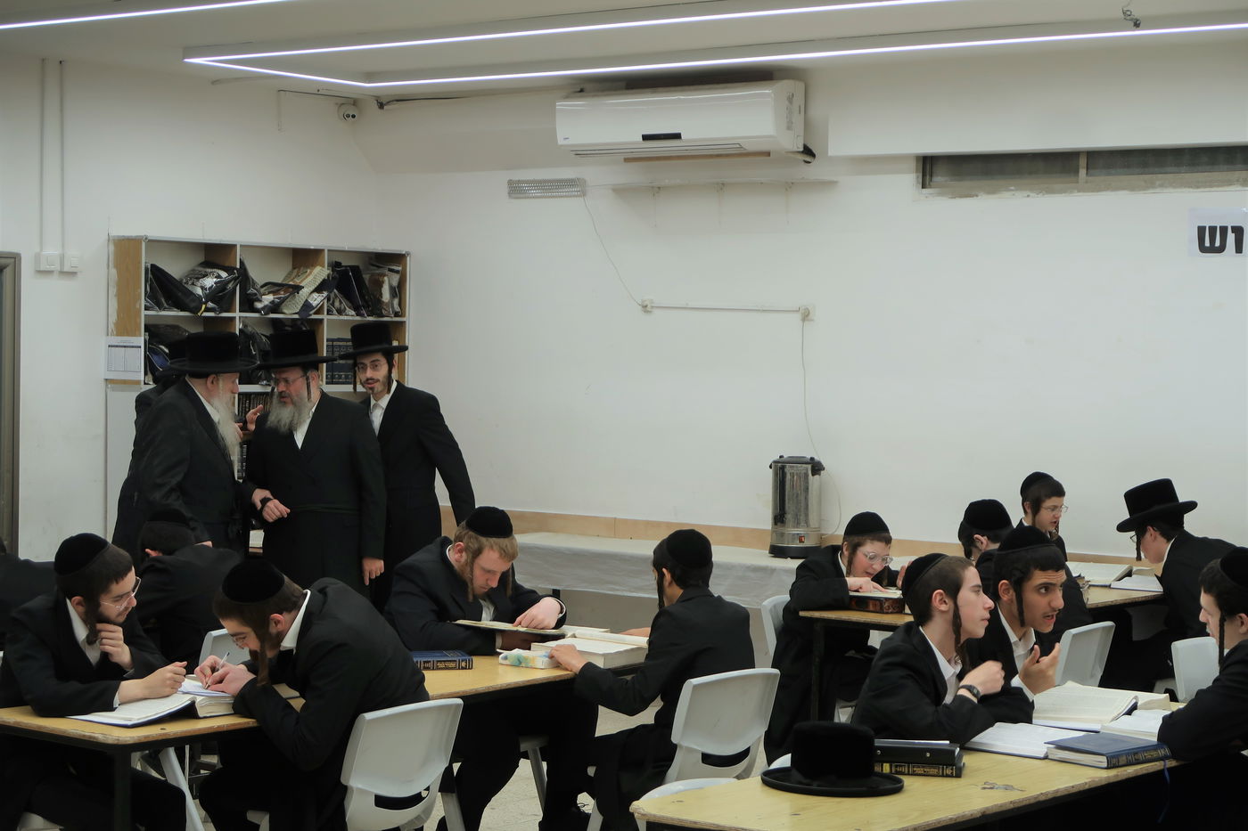 האדמו"ר מטשארנאביל בסיור בין הלומדים