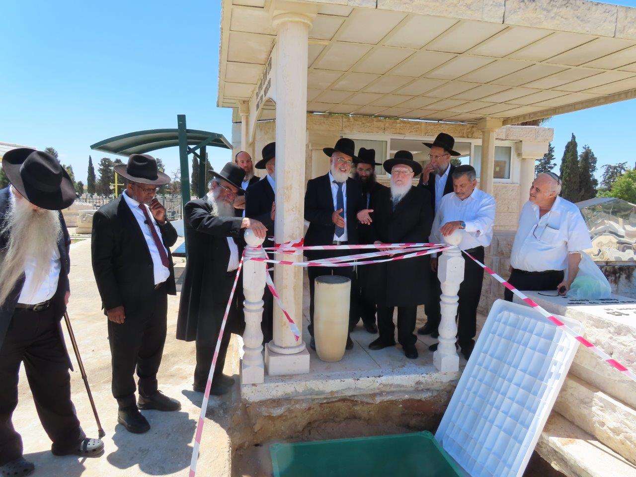 מעמד קבורת הגניזה באשדוד