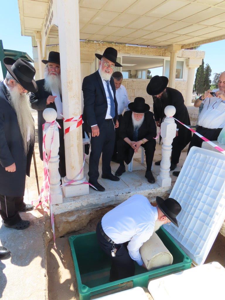 מעמד קבורת הגניזה באשדוד