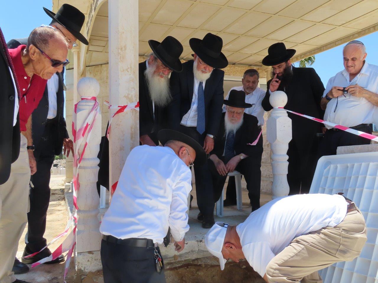 מעמד קבורת הגניזה באשדוד