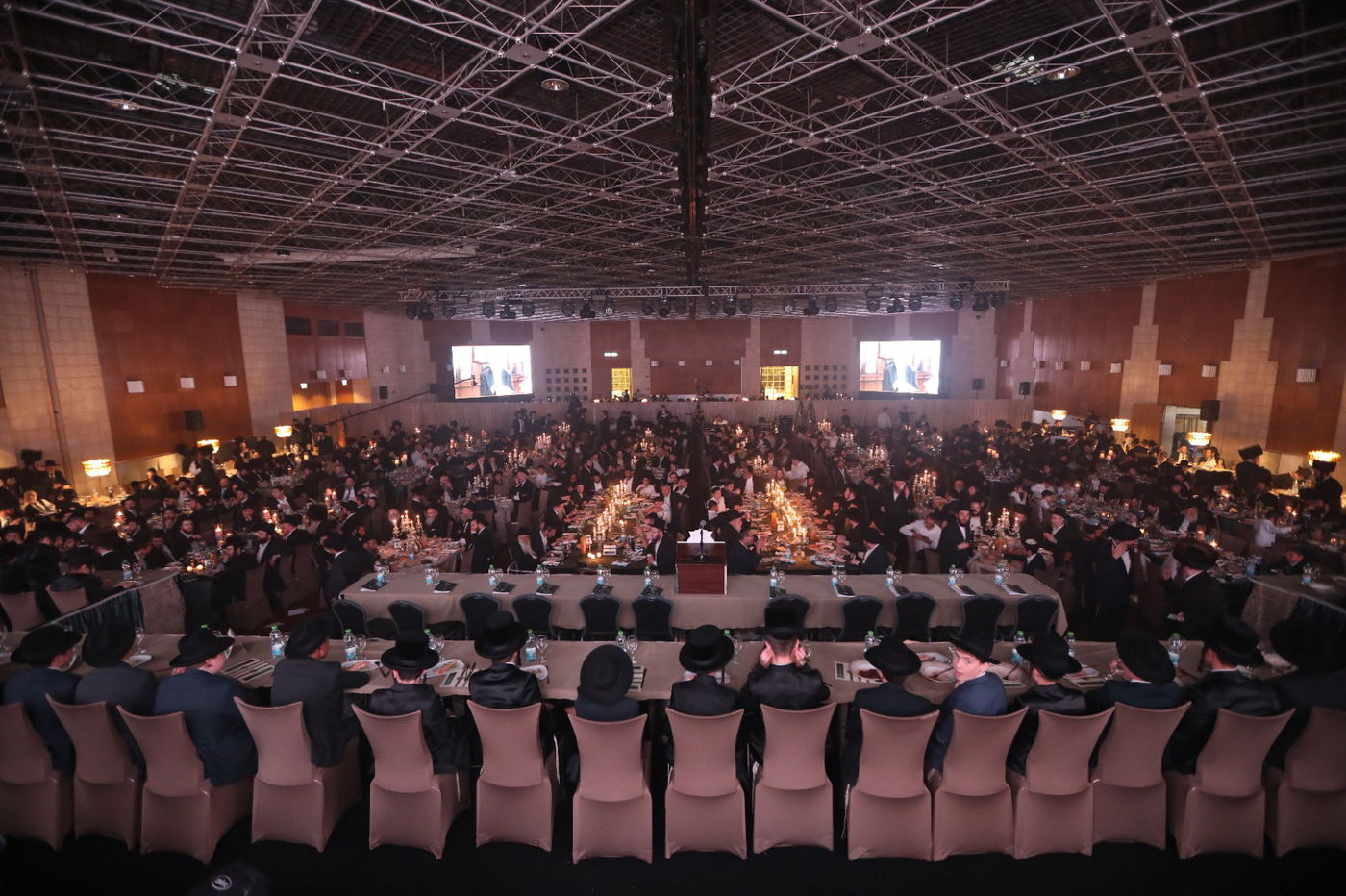 מעמד ה'בר מצוה' ההיסטורי והמרגש בבנייני האומה ל-56 יתומי 'זה לזה'