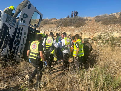 תאונה קטלנית: המשאית התהפכה לשולי הכביש, הנהג נהרג במקום