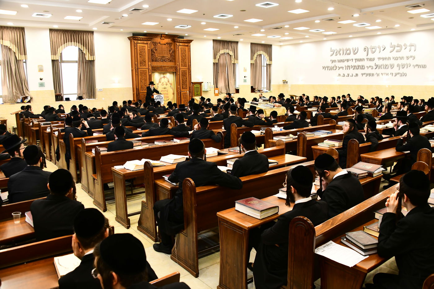 האדמו"ר מסטריקוב בשיחה בישיבת באבוב 