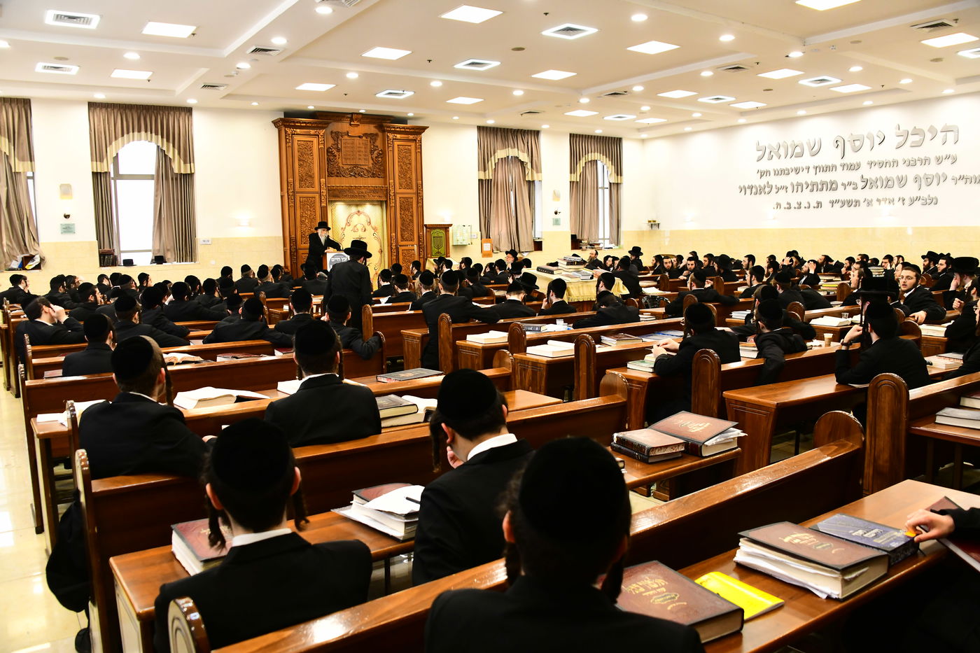 האדמו"ר מסטריקוב בשיחה בישיבת באבוב 