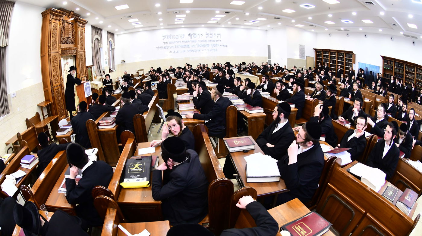 האדמו"ר מסטריקוב בשיחה בישיבת באבוב 