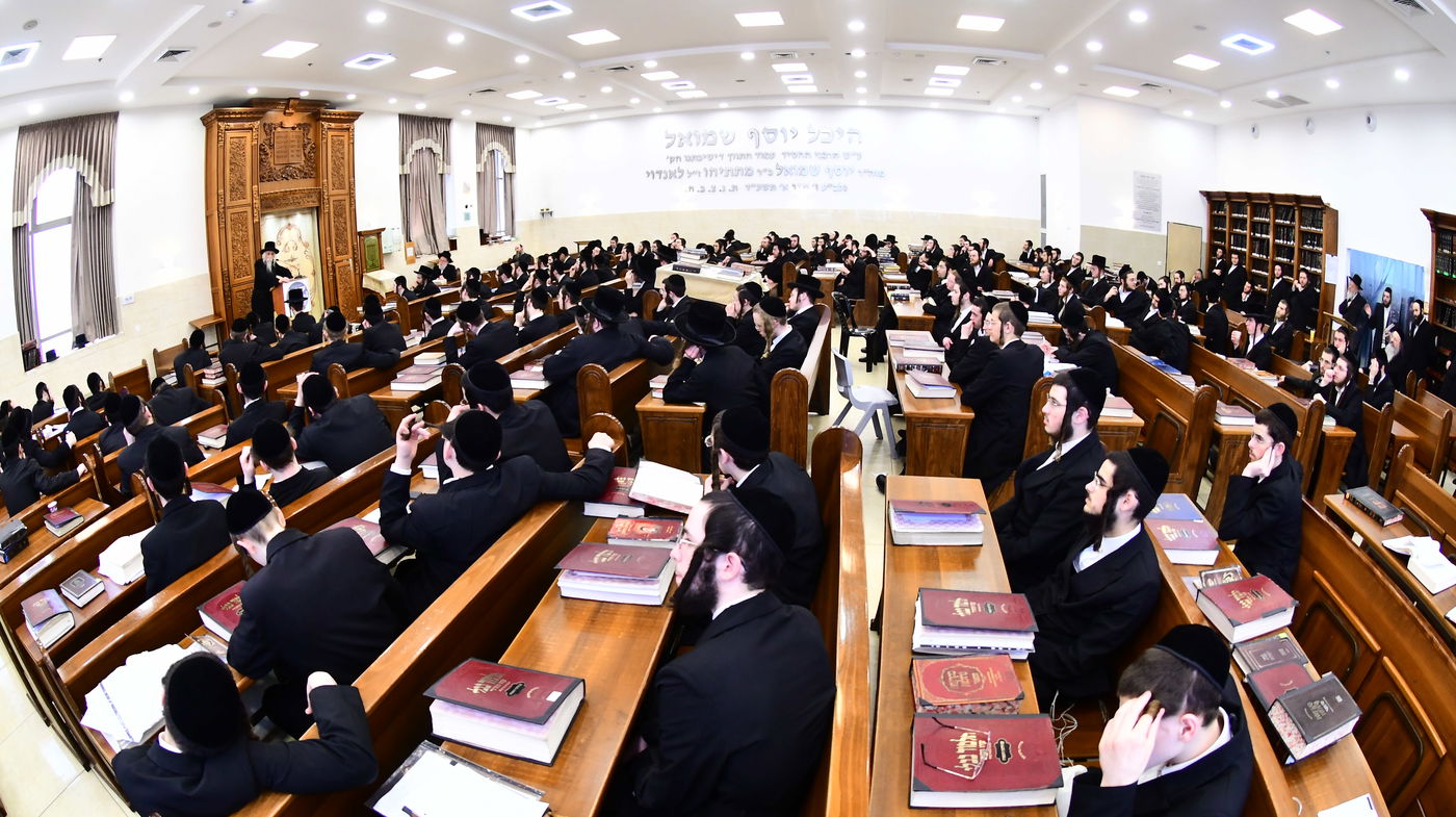 האדמו"ר מסטריקוב בשיחה בישיבת באבוב 