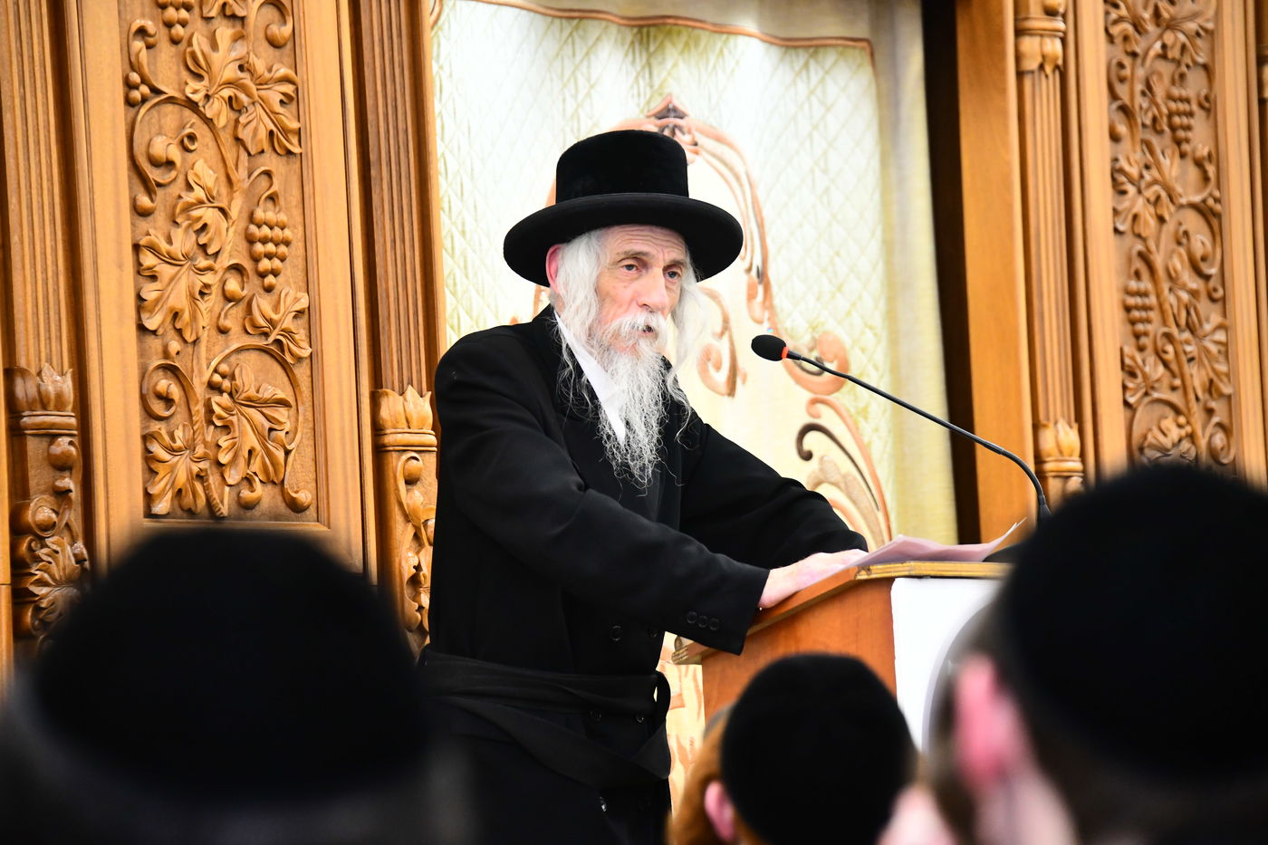 האדמו"ר מסטריקוב בשיחה בישיבת באבוב 