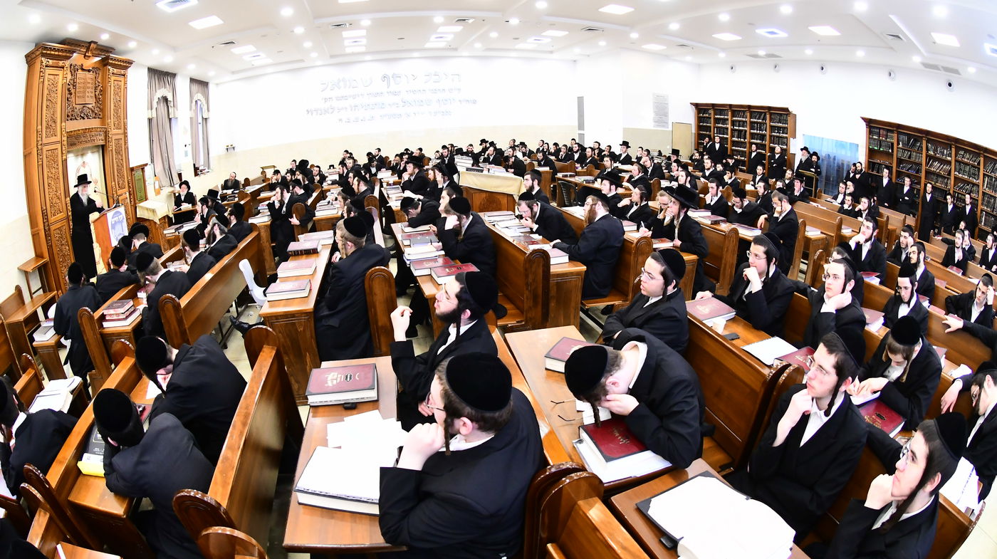 האדמו"ר מסטריקוב בשיחה בישיבת באבוב 