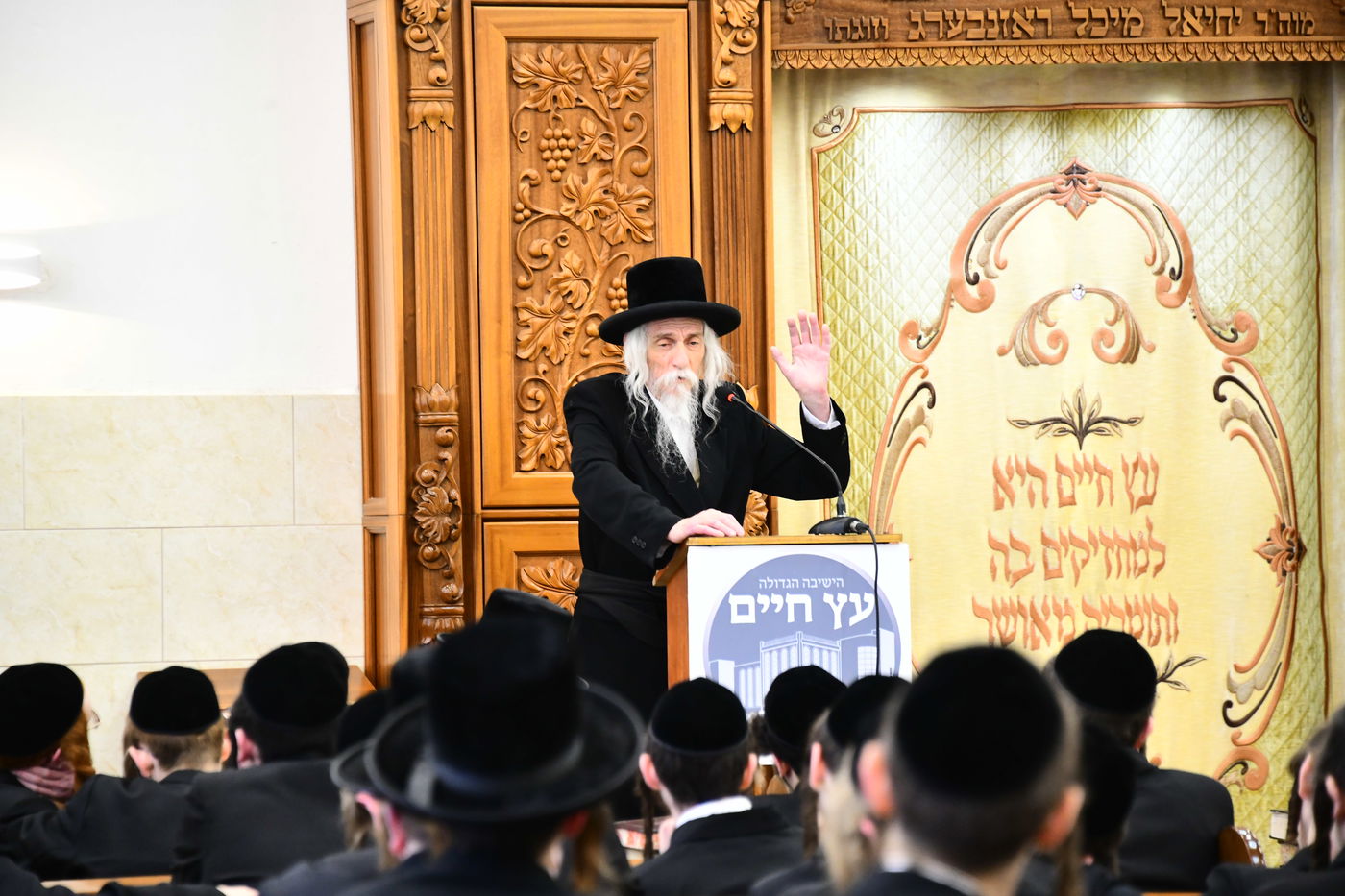 האדמו"ר מסטריקוב בשיחה בישיבת באבוב 