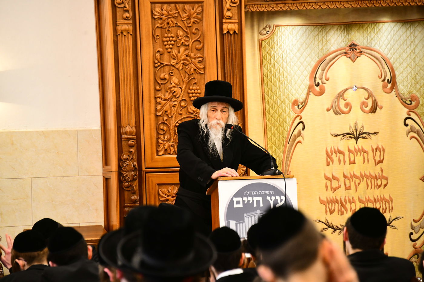 האדמו"ר מסטריקוב בשיחה בישיבת באבוב 