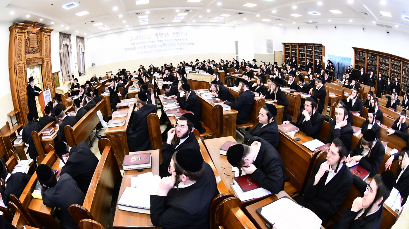 האדמו"ר מסטריקוב בשיחה בישיבת באבוב 