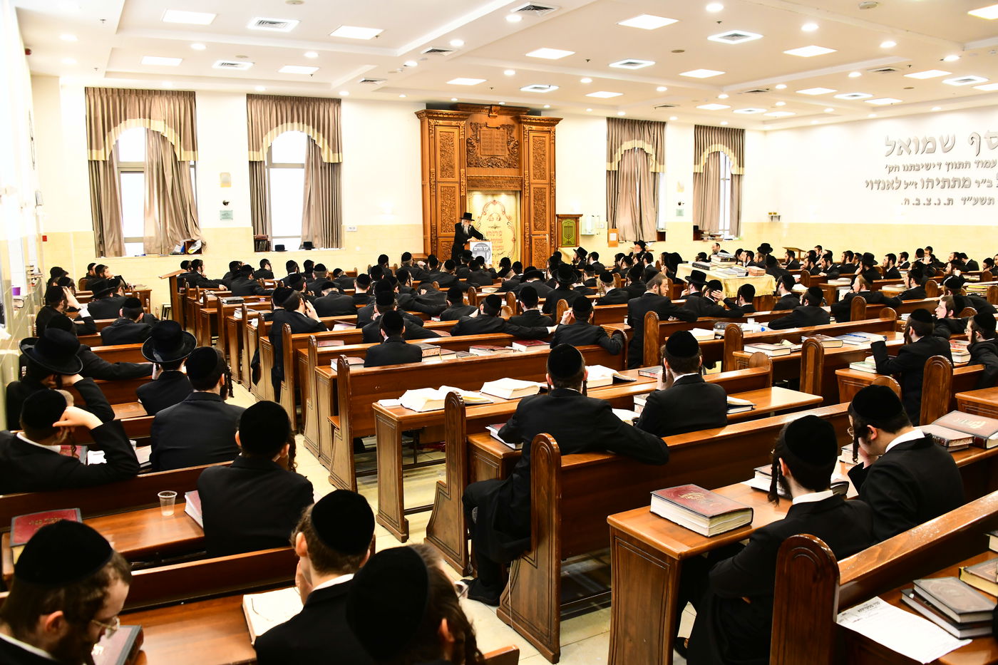 האדמו"ר מסטריקוב בשיחה בישיבת באבוב 