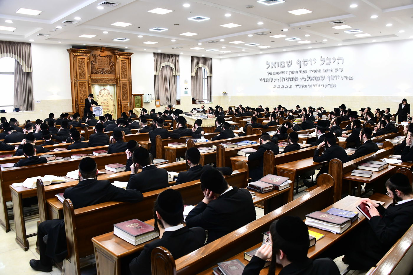 האדמו"ר מסטריקוב בשיחה בישיבת באבוב 