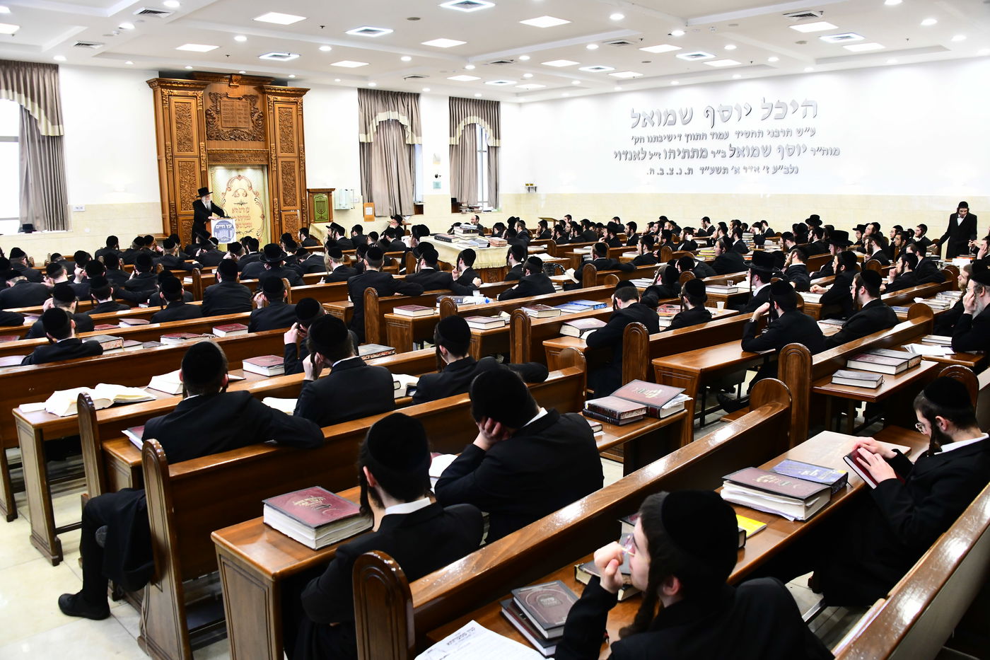 האדמו"ר מסטריקוב בשיחה בישיבת באבוב 