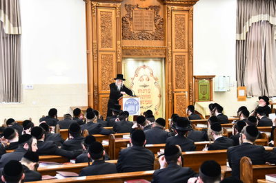 האדמו"ר מסטריקוב בשיחה בישיבת באבוב 